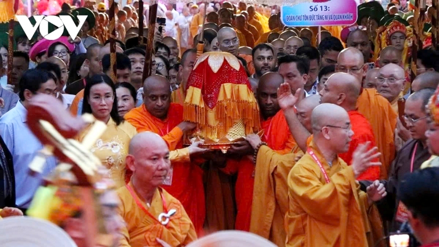 Over 16 million pay homage to Buddha’s Sarira in Vietnam in one month
